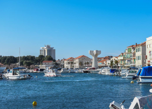 Kazališna večer koju ne smijete propustiti: 'Čovječe, ne ljubi se' u đardinu!