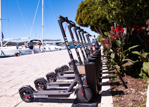 Dijete u Tribunju teško ozlijeđeno u sudaru s električnim romobilom, helikopterom prebačeno u Split