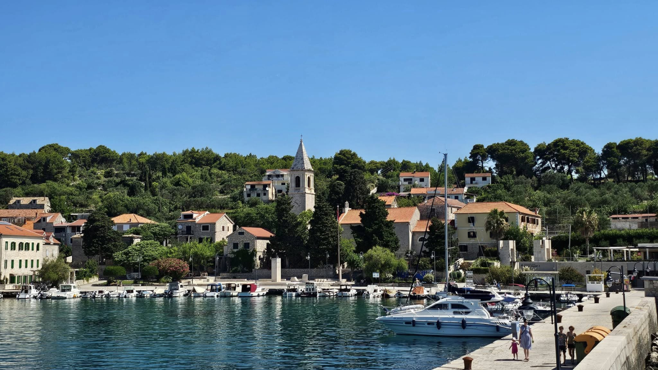 Mještani Prvića uputili apel za sigurnost u večernjim satima: Bez romobila, bicikala i skutera u centru