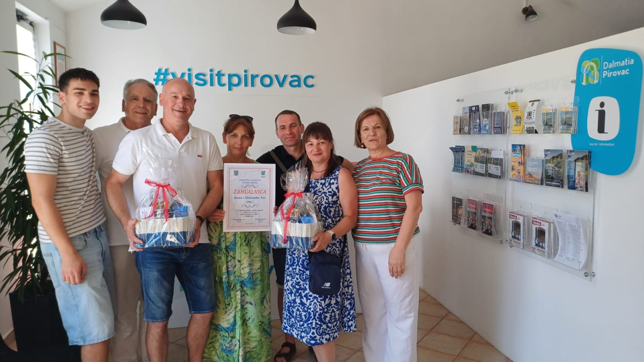 Obitelj Kus iz Poljske 15 godina ljetuje u Pirovcu, sad su dobili i zahvalnicu TZ-a