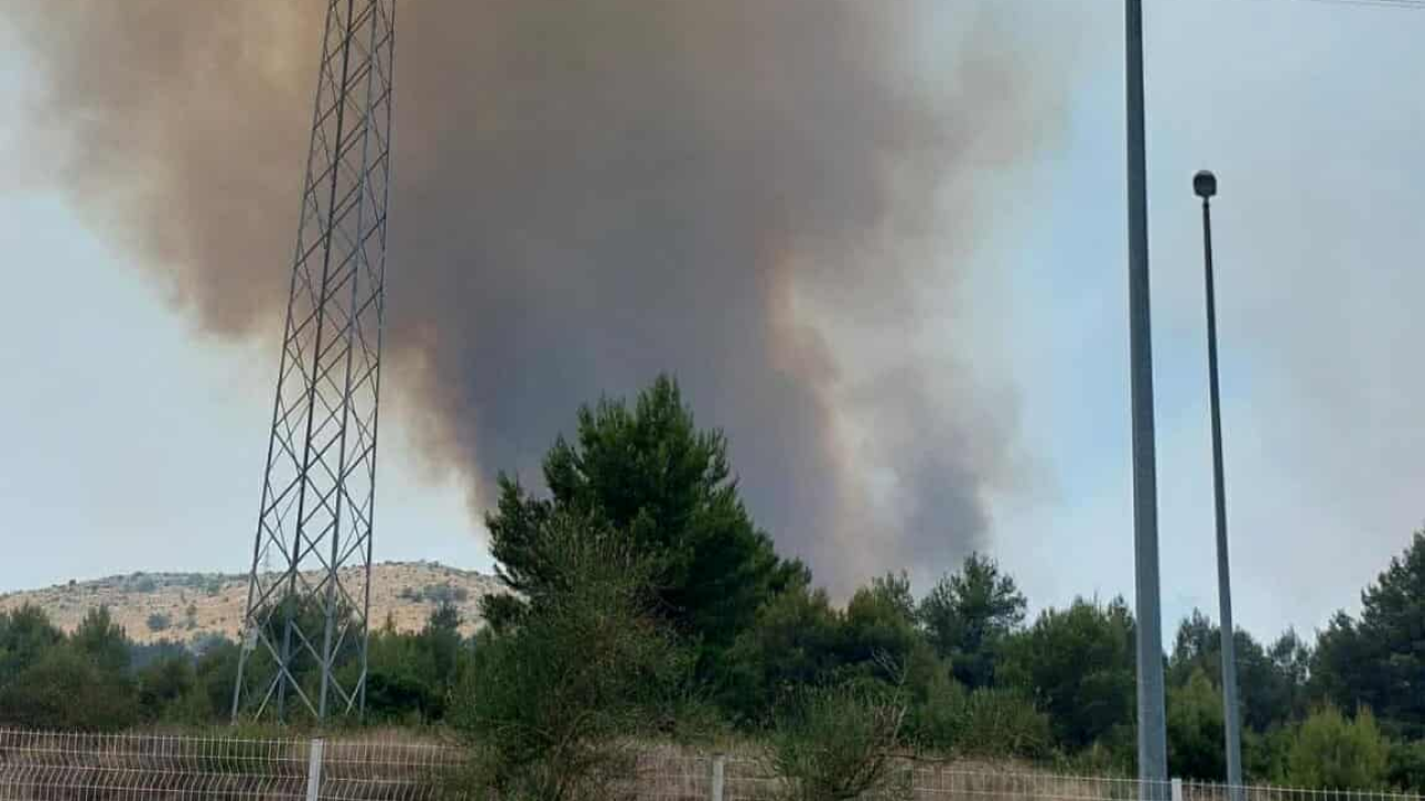 Požar između Bikarca i zone Podi lokaliziran: Na terenu ostaju dežurni vatrogasci