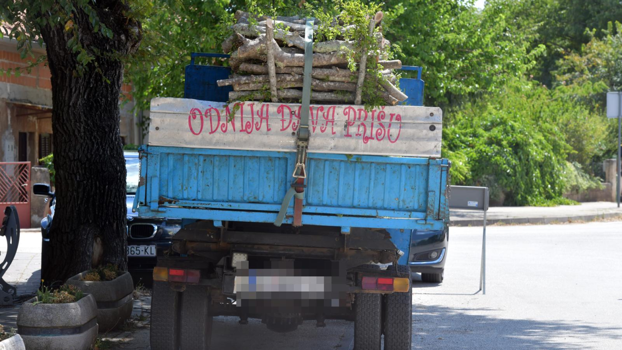 Poruka na kamionu u Oklaju govori sve o načinu života dalmatinskog čovika