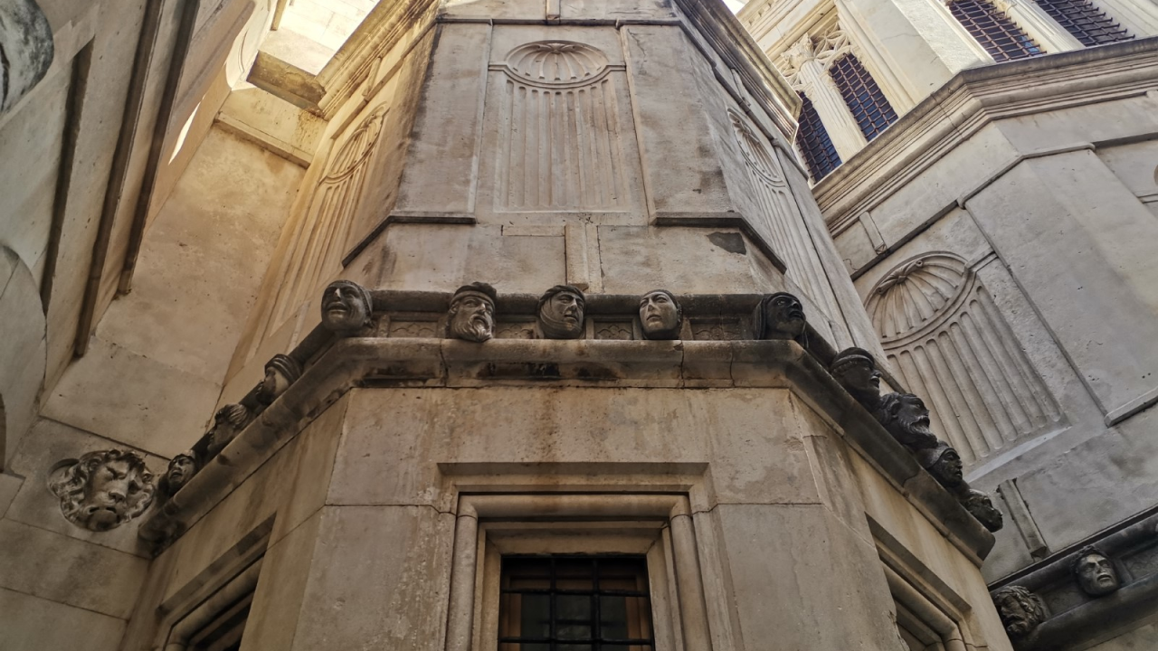 Šibenska prezimena po gradskim kvartovima od 14. stoljeća do 1960-ih ili 'Kad je prezime označavalo adresu'