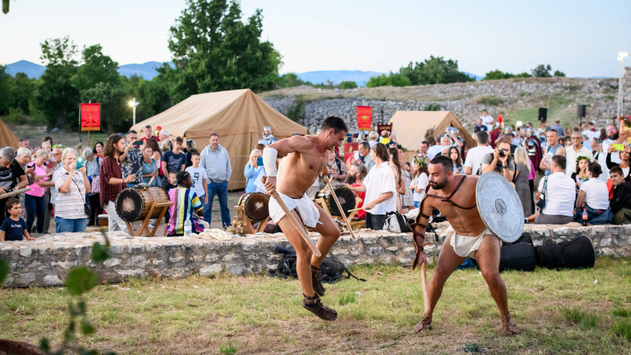 XVII. Burnumske ide: rimska povijest, vojni spektakl i glazbena čarolija u burnumskom amfiteatru