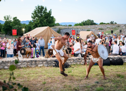 XVII. Burnumske ide: rimska povijest, vojni spektakl i glazbena čarolija u burnumskom amfiteatru