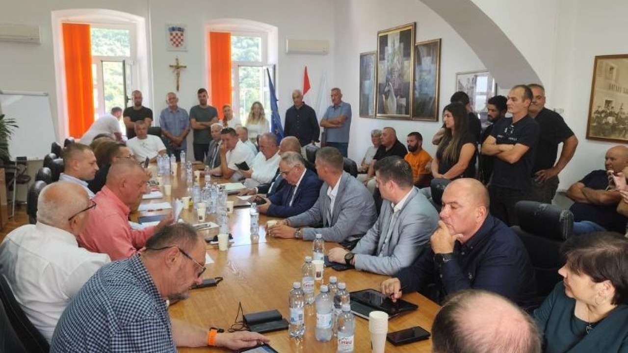 Ministar, stočari i predstavnici županije na radnom sastanku u Vrlici dogovorili mjere pomoći i potpore