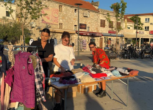 U Murteru održan humanitarni buvljak za Šibenske šape: 'Nadahnjujuće je vidjeti želju ljudi za ovako značajne inicijative'