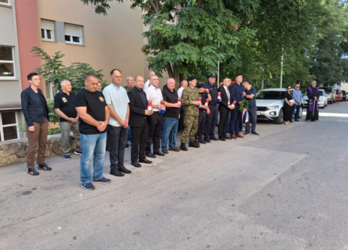 Fotografija 8 - Polaganjem vijenaca u Kninu odana počast poginulim braniteljima Domovinskog rata
