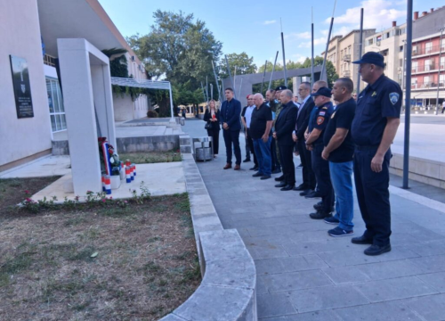 Fotografija 12 - Polaganjem vijenaca u Kninu odana počast poginulim braniteljima Domovinskog rata