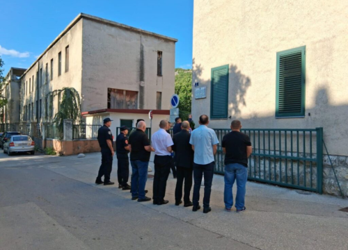 Fotografija 1 - Polaganjem vijenaca u Kninu odana počast poginulim braniteljima Domovinskog rata