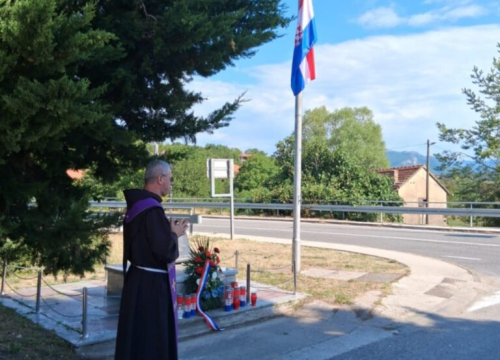 Fotografija 11 - Polaganjem vijenaca u Kninu odana počast poginulim braniteljima Domovinskog rata