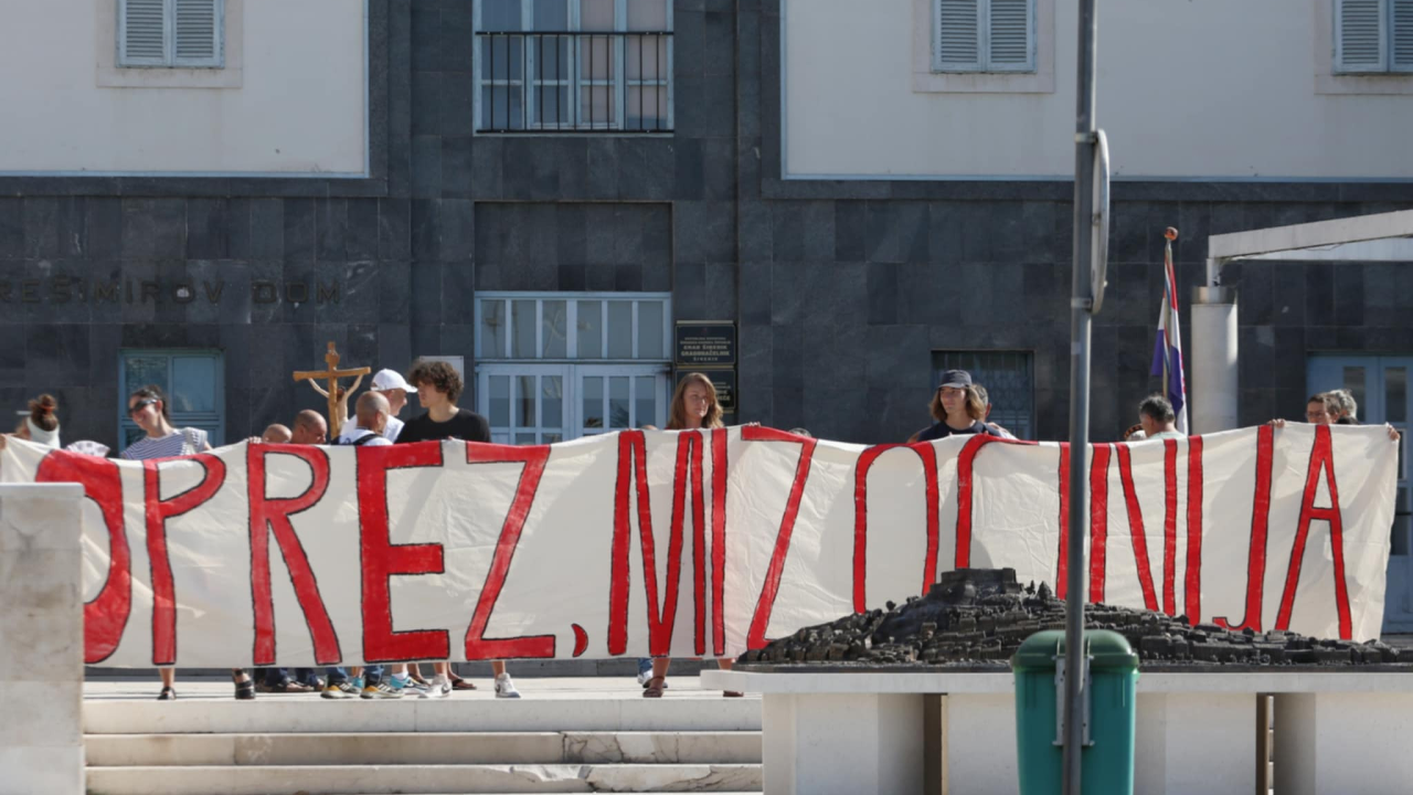 'Oprez, mizoginija': Muškarci u centru Šibenika klečali i molili, zaklonili ih transparentom
