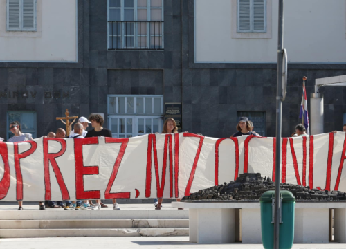 'Oprez, mizoginija': Muškarci u centru Šibenika klečali i molili, zaklonili ih transparentom