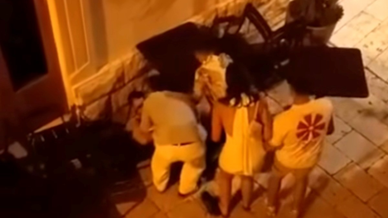 Potukli se turisti u Splitu, muškarca na podu cipelarili. Objavljen video