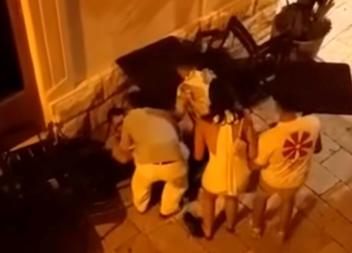 Potukli se turisti u Splitu, muškarca na podu cipelarili. Objavljen video