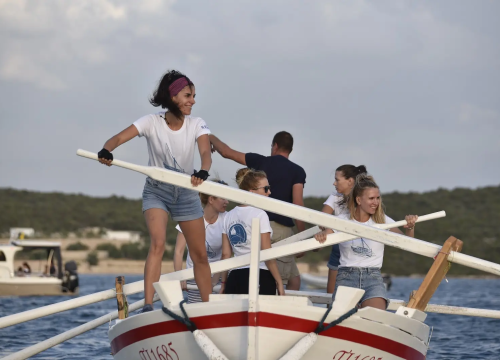 Odgođen koncert Jole u Betini zbog loših vremenskih uvjeta: Regata 'Dlan i veslo' održava se prema planu