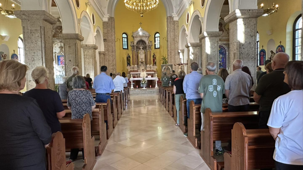 U Drnišu položeni vijenci i zapaljene svijeće za poginule, nestale i preminule branitelje