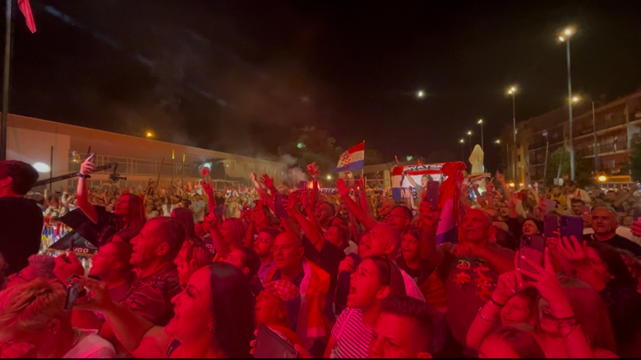 Veličanstveni koncert u Kninu u povodu Oluje okupio desetke tisuća ljudi: Hrvatske Ruže napravile spektakl u centru grada