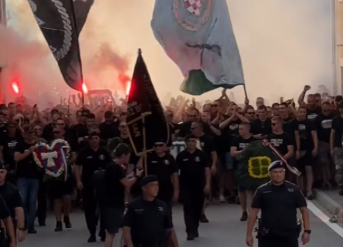 Pripadnici navijačkih skupina mimohodom u Kninu obilježili 30. godišnjicu VRO Oluja