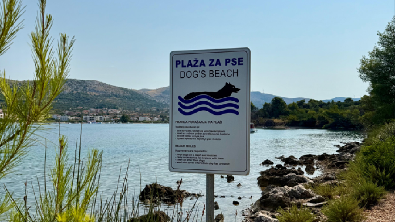 Grebaštica dobila dvije plaže za pse: Vlasnici ljubimaca od sada mogu bezbrižno uživati u moru