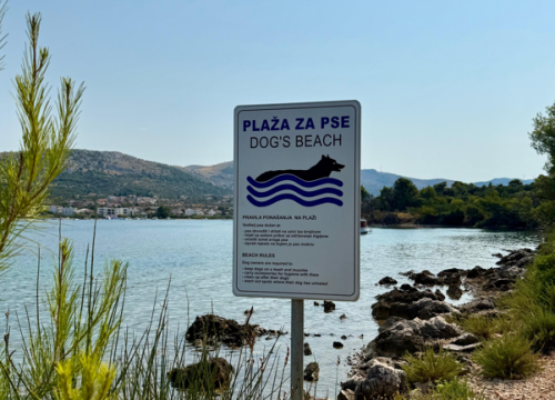 Grebaštica dobila dvije plaže za pse: Vlasnici ljubimaca od sada mogu bezbrižno uživati u moru
