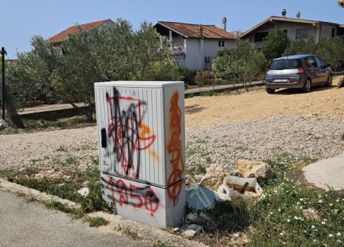 Fotografija 10 - FOTO Vandali poharali Zaton, na meti česma, prometni znakovi, autobusna stajališta...