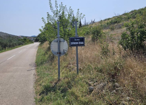 Fotografija 6 - FOTO Vandali poharali Zaton, na meti česma, prometni znakovi, autobusna stajališta...