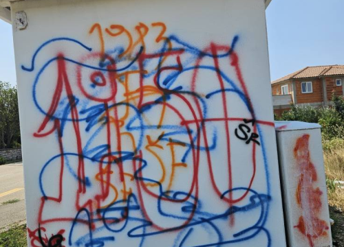 Fotografija 8 - FOTO Vandali poharali Zaton, na meti česma, prometni znakovi, autobusna stajališta...