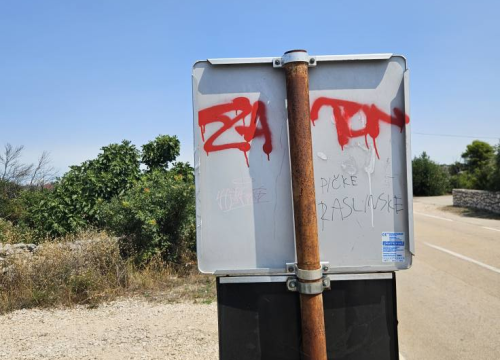Fotografija 9 - FOTO Vandali poharali Zaton, na meti česma, prometni znakovi, autobusna stajališta...