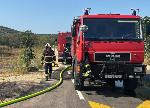 Popodne buknuo požar na području Primoštena Burnjeg. Izgorilo tri hektara raslinja