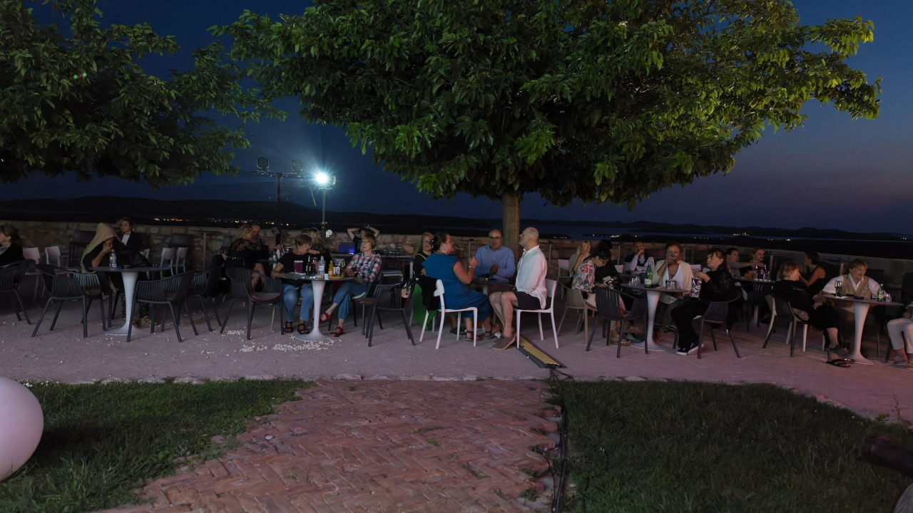 Na Tvrđavi Barone prikazan film koji prati priču o djevojačkom odrastanju