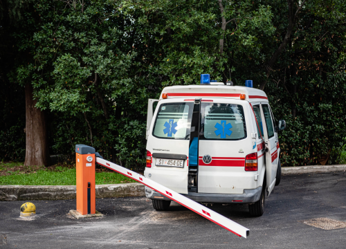 Napao zdravstvenu radnicu u Šibeniku, pa pobjegao u njezinom službenom vozilu, policija ga ulovila, bio je drogiran
