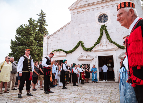 Fotografija 1 - FOTO Blagdan Velike Gospe u Vrpolju: Brojni vjernici okupili su se jutros na svečanom misnom slavlju