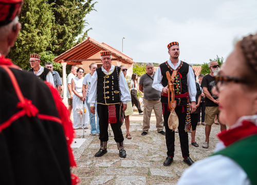 Fotografija 2 - FOTO Blagdan Velike Gospe u Vrpolju: Brojni vjernici okupili su se jutros na svečanom misnom slavlju