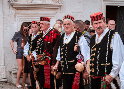 Fotografija 3 - FOTO Blagdan Velike Gospe u Vrpolju: Brojni vjernici okupili su se jutros na svečanom misnom slavlju