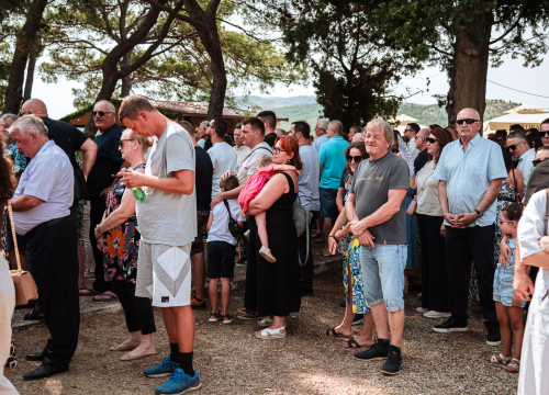 Fotografija 11 - FOTO Blagdan Velike Gospe u Vrpolju: Brojni vjernici okupili su se jutros na svečanom misnom slavlju