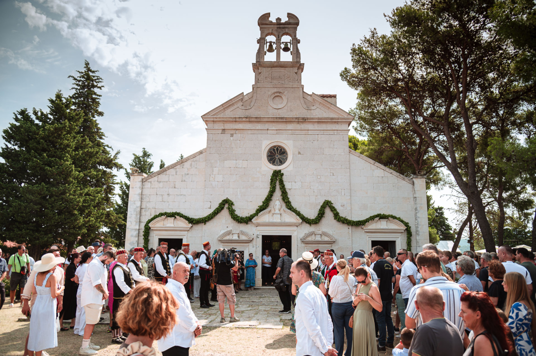 FOTO Blagdan Velike Gospe u Vrpolju: Brojni vjernici okupili su se jutros na svečanom misnom slavlju