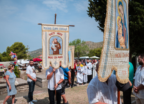 Fotografija 14 - FOTO Blagdan Velike Gospe u Vrpolju: Brojni vjernici okupili su se jutros na svečanom misnom slavlju