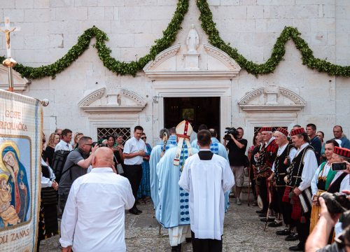 Fotografija 17 - FOTO Blagdan Velike Gospe u Vrpolju: Brojni vjernici okupili su se jutros na svečanom misnom slavlju