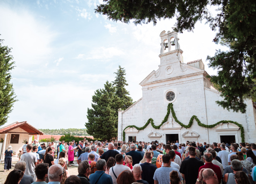 Fotografija 21 - FOTO Blagdan Velike Gospe u Vrpolju: Brojni vjernici okupili su se jutros na svečanom misnom slavlju