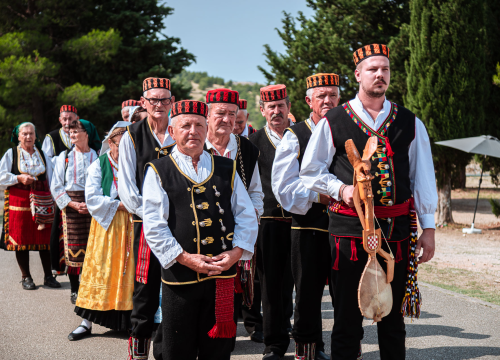 Fotografija 22 - FOTO Blagdan Velike Gospe u Vrpolju: Brojni vjernici okupili su se jutros na svečanom misnom slavlju