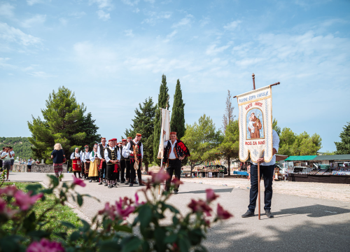 Fotografija 24 - FOTO Blagdan Velike Gospe u Vrpolju: Brojni vjernici okupili su se jutros na svečanom misnom slavlju