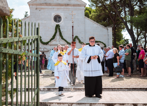 Fotografija 28 - FOTO Blagdan Velike Gospe u Vrpolju: Brojni vjernici okupili su se jutros na svečanom misnom slavlju