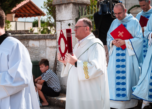 Fotografija 30 - FOTO Blagdan Velike Gospe u Vrpolju: Brojni vjernici okupili su se jutros na svečanom misnom slavlju
