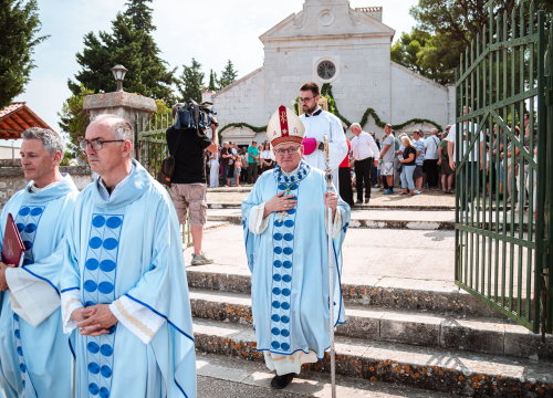 Fotografija 31 - FOTO Blagdan Velike Gospe u Vrpolju: Brojni vjernici okupili su se jutros na svečanom misnom slavlju