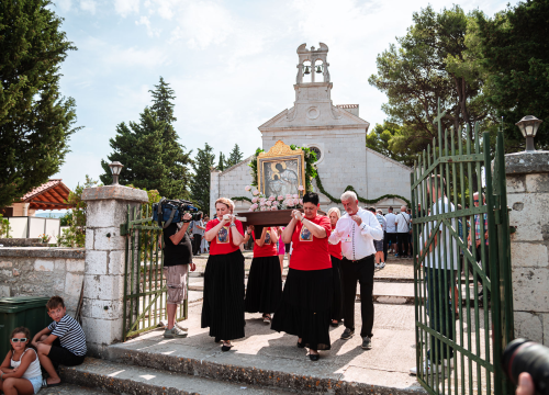 Fotografija 32 - FOTO Blagdan Velike Gospe u Vrpolju: Brojni vjernici okupili su se jutros na svečanom misnom slavlju