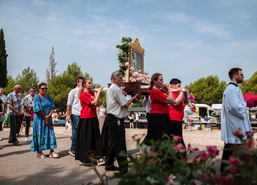 Fotografija 34 - FOTO Blagdan Velike Gospe u Vrpolju: Brojni vjernici okupili su se jutros na svečanom misnom slavlju