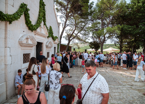 Fotografija 39 - FOTO Blagdan Velike Gospe u Vrpolju: Brojni vjernici okupili su se jutros na svečanom misnom slavlju
