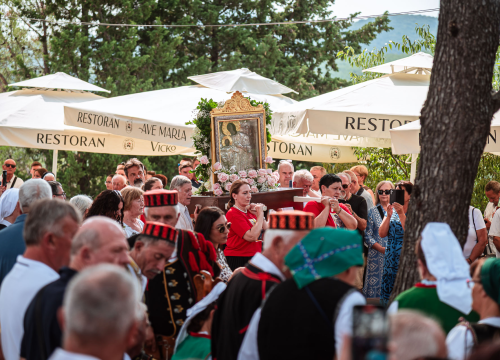 Fotografija 42 - FOTO Blagdan Velike Gospe u Vrpolju: Brojni vjernici okupili su se jutros na svečanom misnom slavlju