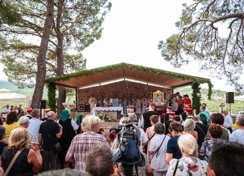 Fotografija 49 - FOTO Blagdan Velike Gospe u Vrpolju: Brojni vjernici okupili su se jutros na svečanom misnom slavlju